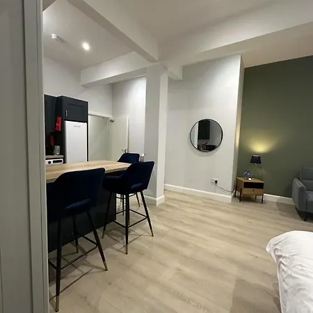 Abbey Apartment *